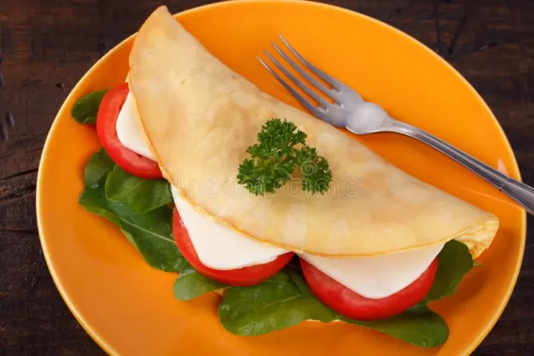 Crepioca de queijo com tomate e orégano